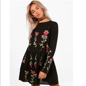 🆕SZ18 BOOHOO FORAL EMBROIDERED BOHO SMOCK DRESS!